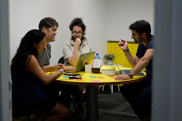 Zooming into leaders’ emotional contagion